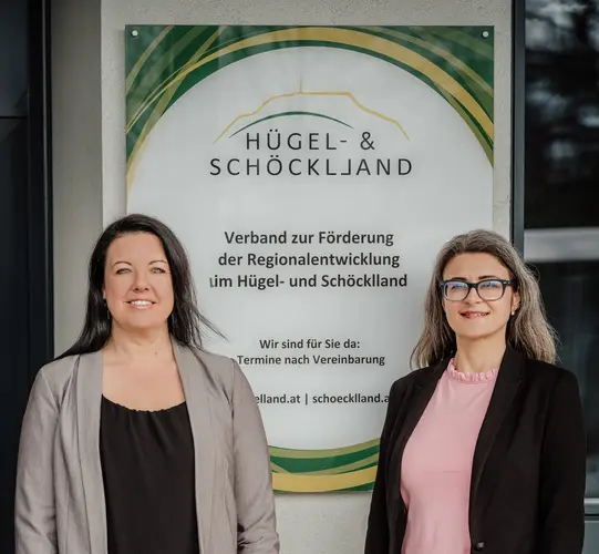 Kerstin und Nora vor LAG Büro