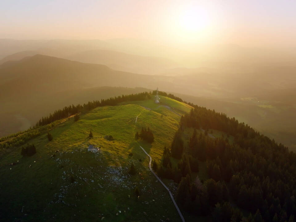 Drohnenaufnahme vom Schöckl in der Abendsonne.