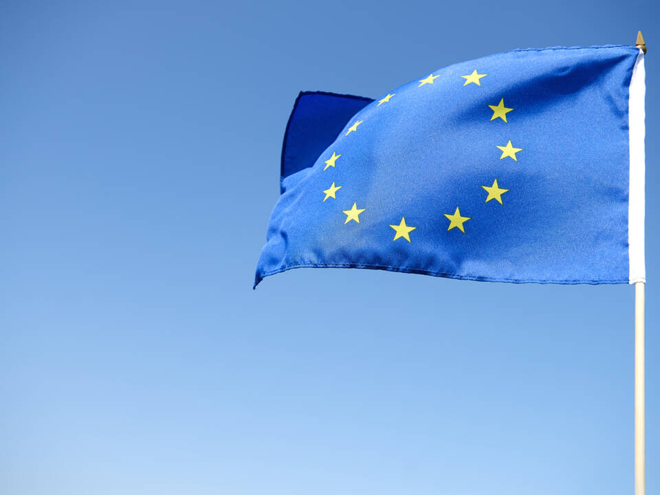 Die EU-Flagge weht vor einem blauen Himmel.