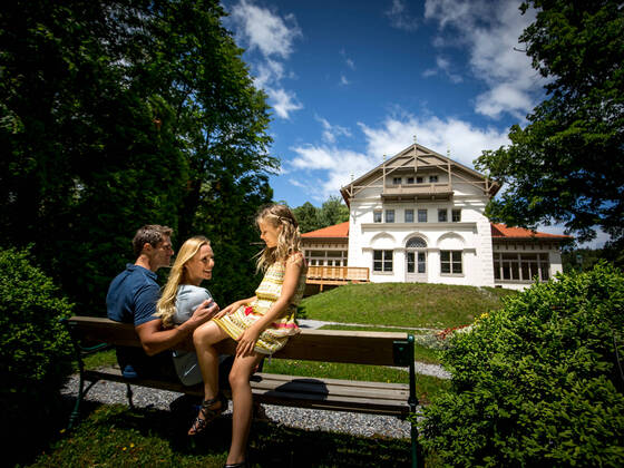 Familie auf einer Bank in St. Radegund (c) Region Graz | Tom Lamm.