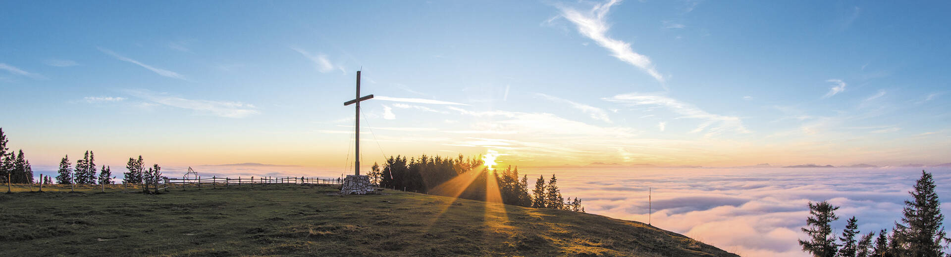 Gipfelkreuz vom Schöckl im Sonnenuntergang.