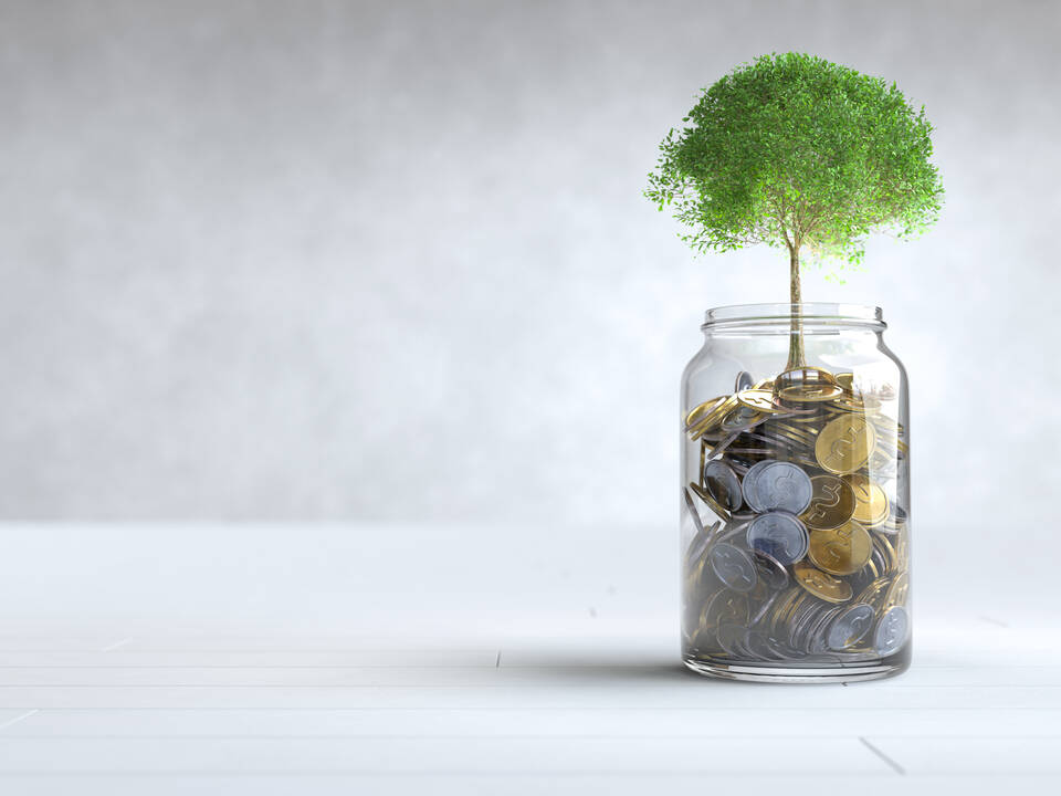 Tree grows coin glass_freepik.